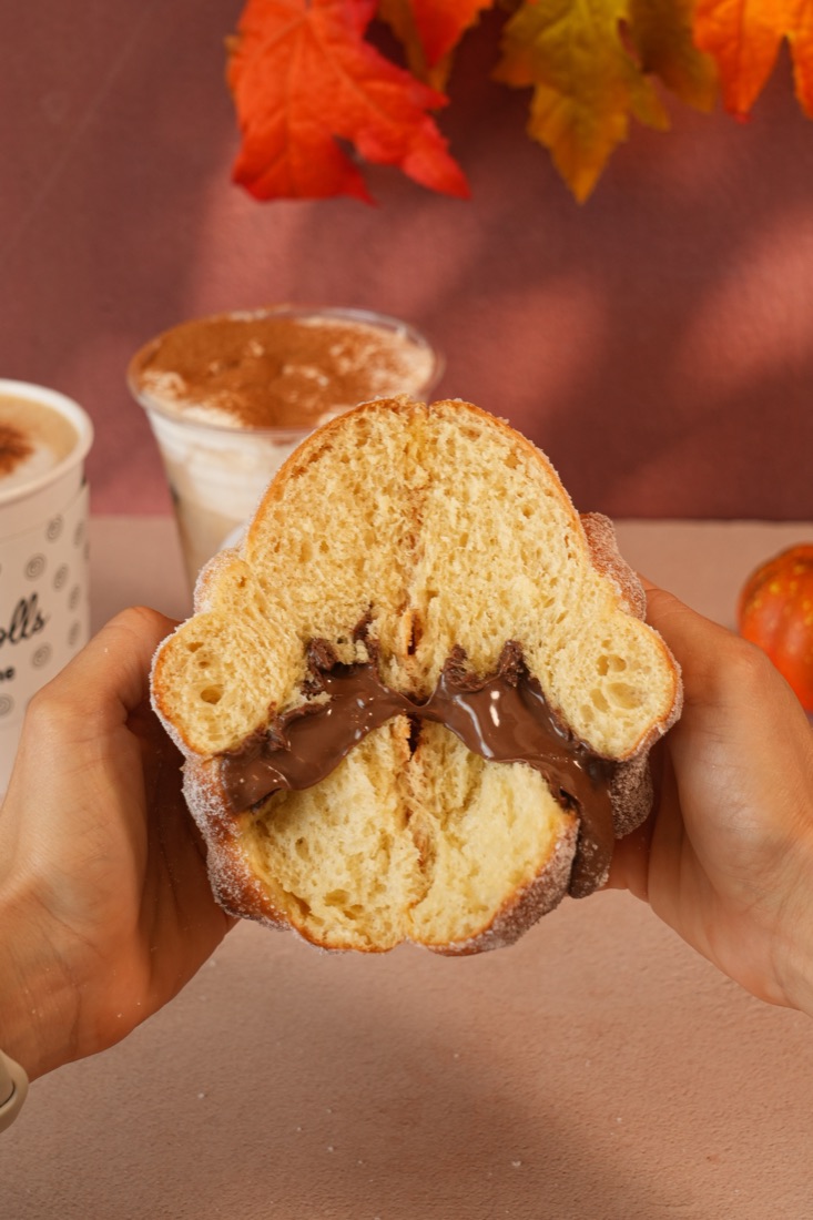 Pan de muerto abierto con relleno de Nutela