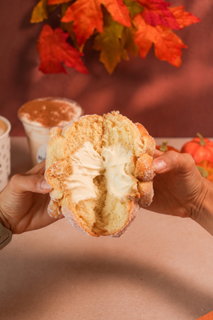 Pan de muerto abierto con relleno de queso Philadelphia