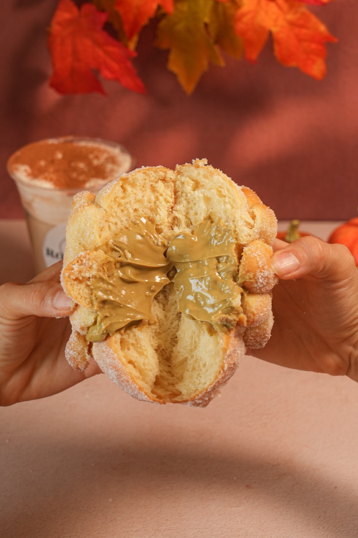 Pan de muerto abierto con relleno de pistache